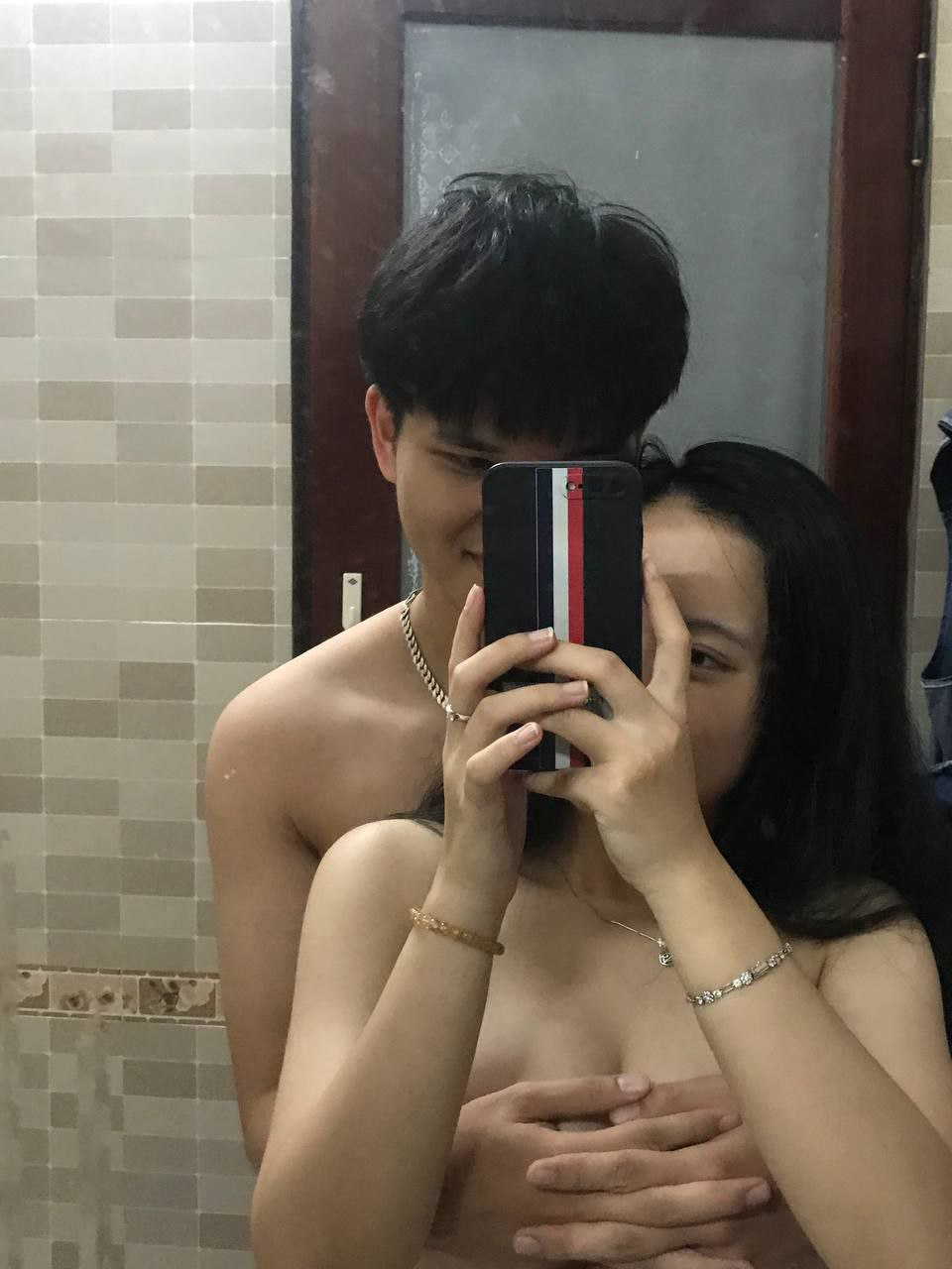 Cận cảnh một con đĩ ngực bự bị địt trên bàn ăn